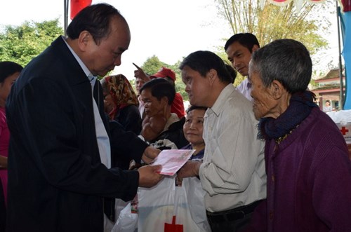 ບັນດາການເຄື່ອນໄຫວຢື້ຢາມຖາມຂ່າວ, ມອບຂອງຂວັນເນື່ອງໃນໂອກາດບຸນເຕັດປີມະແມ 2015